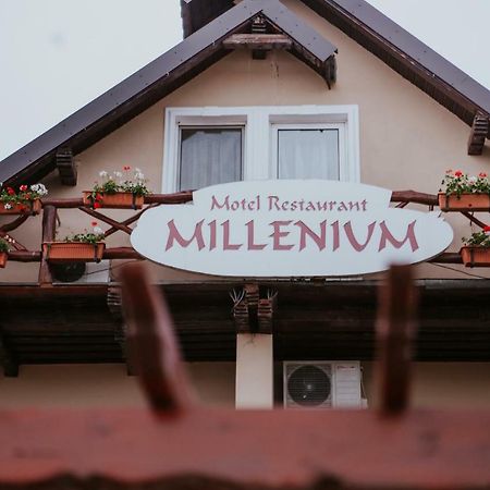 Hotel-Restaurant Milenium Salonta Экстерьер фото