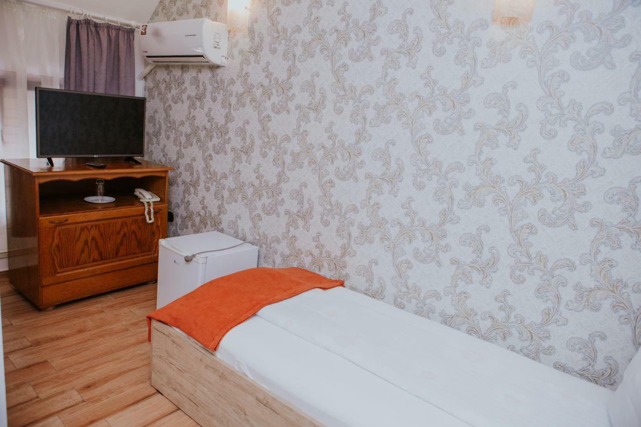 Hotel-Restaurant Milenium Salonta Экстерьер фото