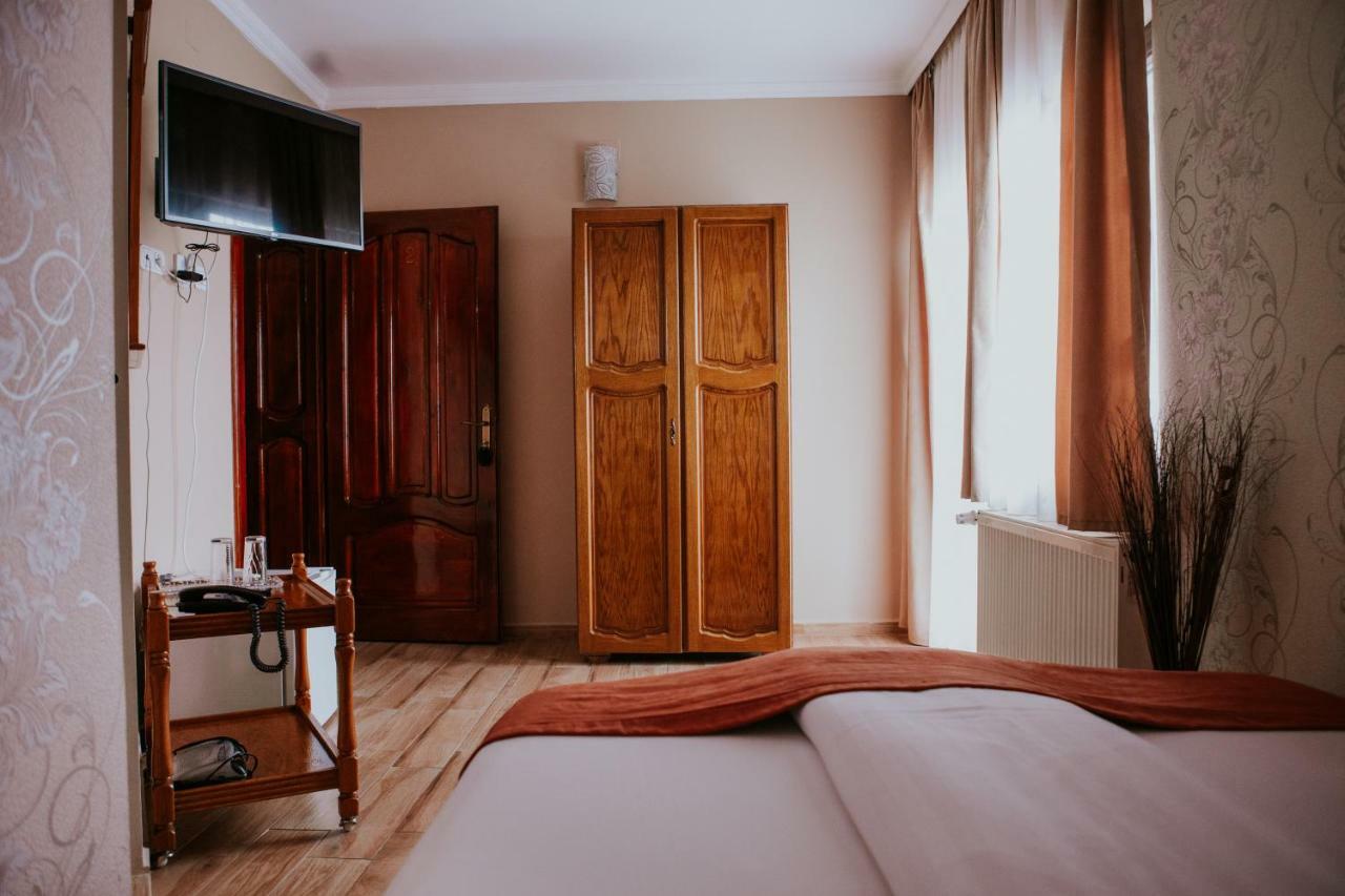 Hotel-Restaurant Milenium Salonta Экстерьер фото