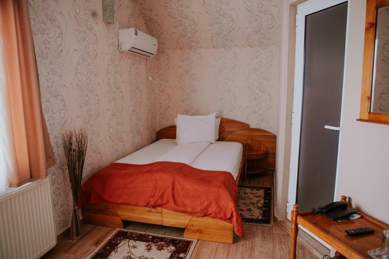 Hotel-Restaurant Milenium Salonta Экстерьер фото