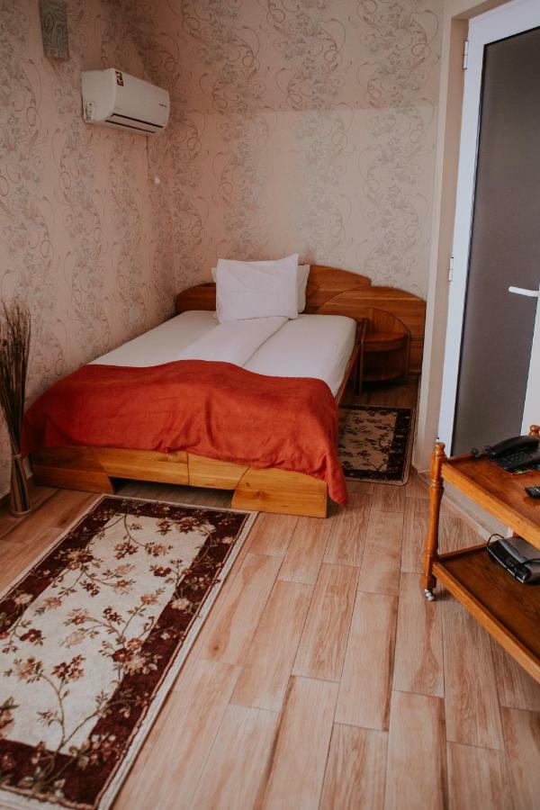 Hotel-Restaurant Milenium Salonta Экстерьер фото