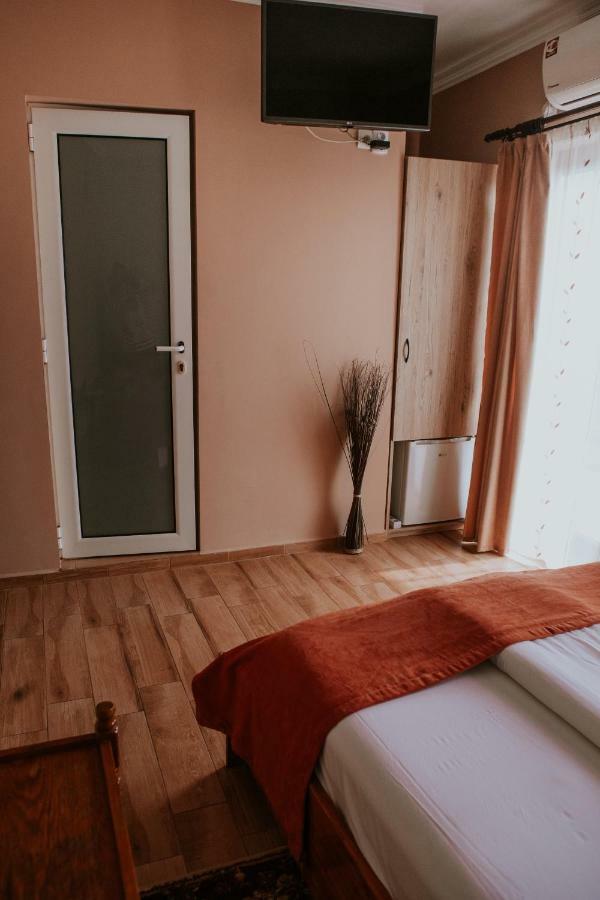 Hotel-Restaurant Milenium Salonta Экстерьер фото