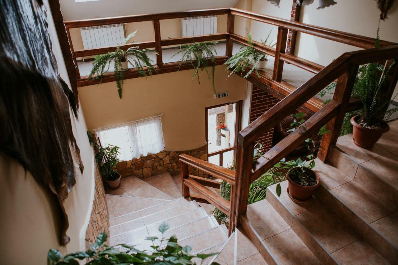 Hotel-Restaurant Milenium Salonta Экстерьер фото