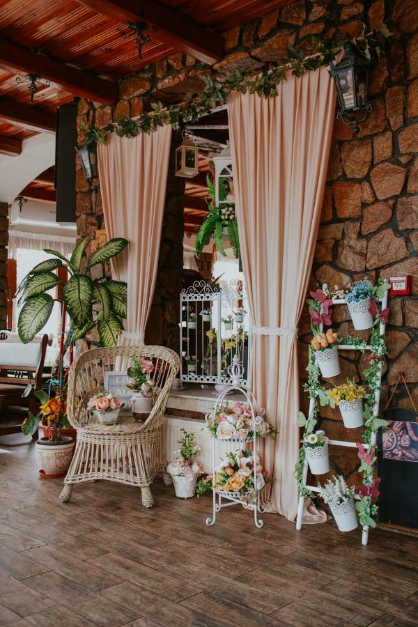 Hotel-Restaurant Milenium Salonta Экстерьер фото