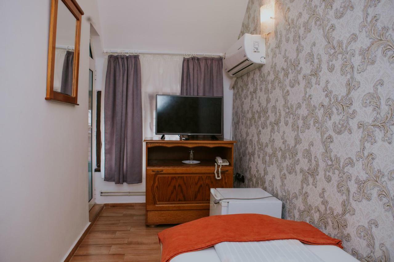 Hotel-Restaurant Milenium Salonta Экстерьер фото